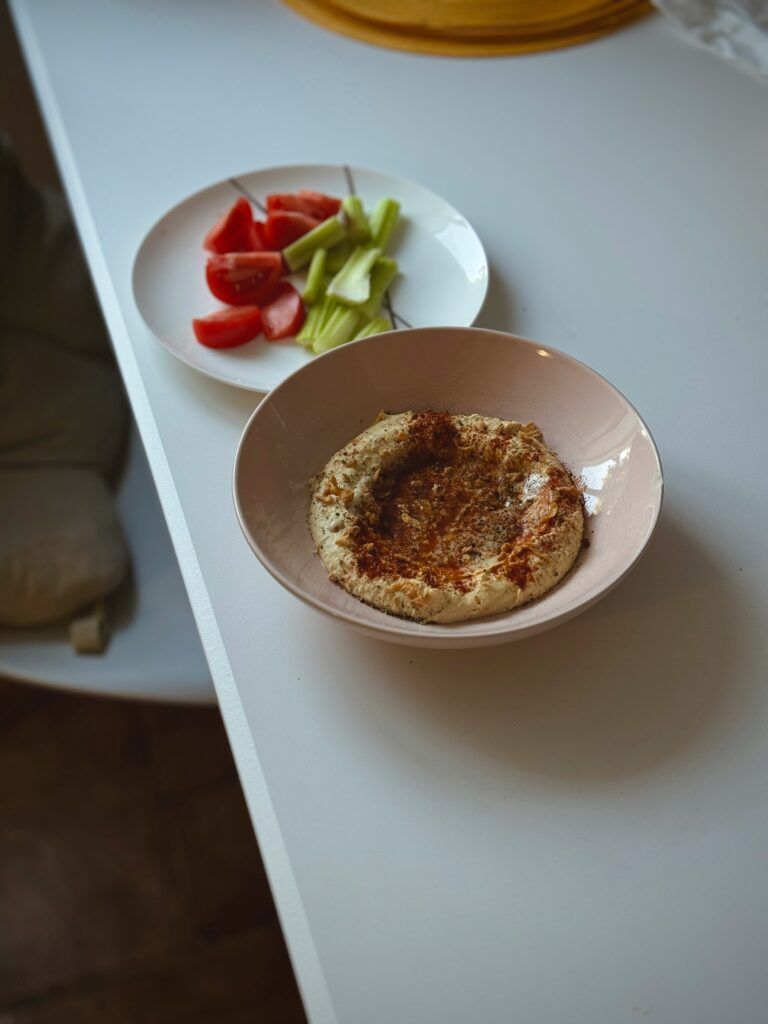 La dieta mediterránea es una excelente aliada, pero debe integrarse en un estilo de vida equilibrado y contar siempre con supervisión médica. Porque cada cuerpo es diferente, y cuidarlo con ciencia y conciencia es el primer paso hacia una salud duradera.